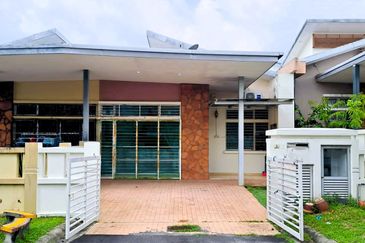 Jalan Timur @ Bandar Baru Enstek