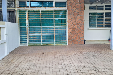 Jalan Timur @ Bandar Baru Enstek