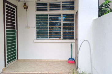 Jalan Timur @ Bandar Baru Enstek