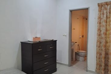 Jalan Timur @ Bandar Baru Enstek