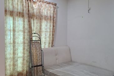 Jalan Timur @ Bandar Baru Enstek