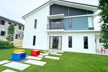 Seremban 2 storey CORNER labu Bandar Enstek Nilai Sepang