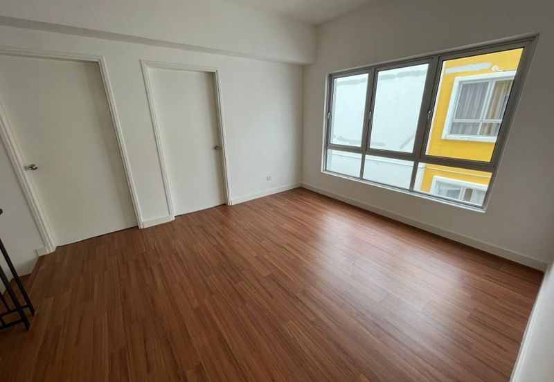 Gated Guarded 2-Storey Home Close to Major Factories in Senawang  Modern End Lot Terrace for Rent Near Samsung, Senawang