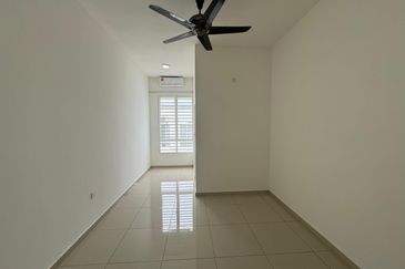 Seremban 2 Storey Facing Playground Suriaman Bandar Sri Sendayan