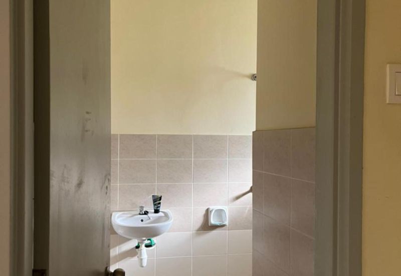 Jalan Timur @ Bandar Baru Enstek