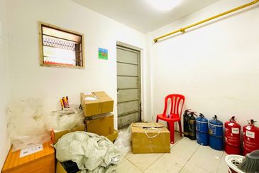 SHOP LOT GROUND FLOOR INTERMEDIATE UNIT SERI KEMBANGAN