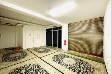 SHOP LOT GROUND FLOOR INTERMEDIATE UNIT SERI KEMBANGAN