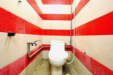 SHOP LOT GROUND FLOOR INTERMEDIATE UNIT SERI KEMBANGAN