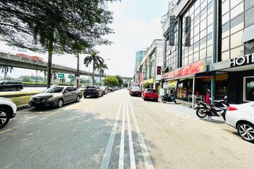 SHOP LOT GROUND FLOOR INTERMEDIATE UNIT SERI KEMBANGAN