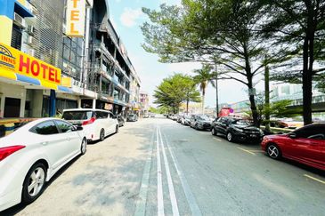 SHOP LOT GROUND FLOOR INTERMEDIATE UNIT SERI KEMBANGAN