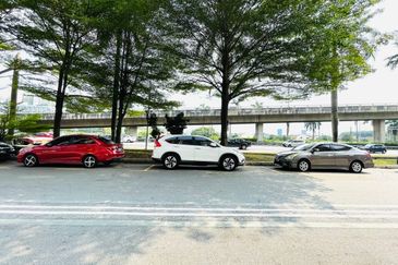 SHOP LOT GROUND FLOOR INTERMEDIATE UNIT SERI KEMBANGAN