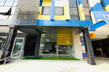 SHOP LOT GROUND FLOOR INTERMEDIATE UNIT SERI KEMBANGAN