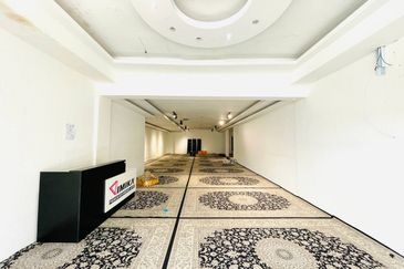 SHOP LOT GROUND FLOOR INTERMEDIATE UNIT SERI KEMBANGAN