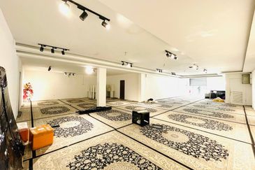 SHOP LOT GROUND FLOOR INTERMEDIATE UNIT SERI KEMBANGAN