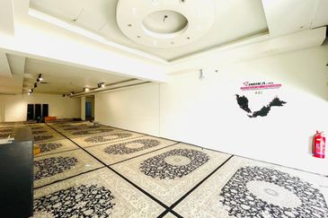 SHOP LOT GROUND FLOOR INTERMEDIATE UNIT SERI KEMBANGAN