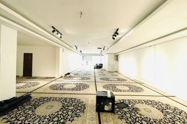 SHOP LOT GROUND FLOOR INTERMEDIATE UNIT SERI KEMBANGAN