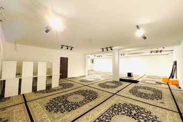 SHOP LOT GROUND FLOOR INTERMEDIATE UNIT SERI KEMBANGAN