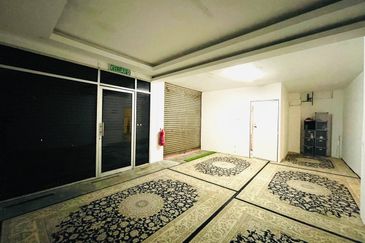 SHOP LOT GROUND FLOOR INTERMEDIATE UNIT SERI KEMBANGAN