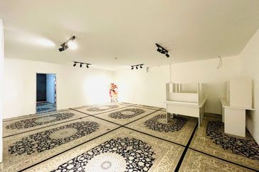 SHOP LOT GROUND FLOOR INTERMEDIATE UNIT SERI KEMBANGAN