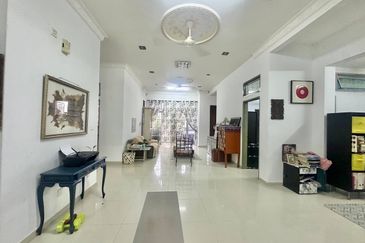 Jalan Timur @ Bandar Baru Enstek