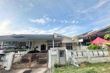 Jalan Timur @ Bandar Baru Enstek