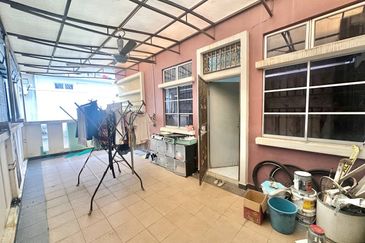 Jalan Timur @ Bandar Baru Enstek