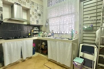 Jalan Timur @ Bandar Baru Enstek