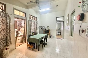 Jalan Timur @ Bandar Baru Enstek