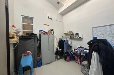 Jalan Timur @ Bandar Baru Enstek