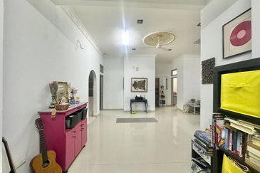 Jalan Timur @ Bandar Baru Enstek