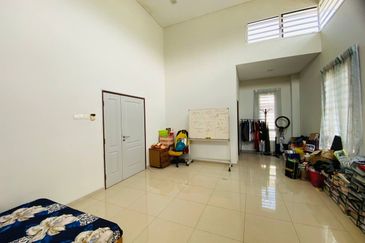 DOUBLE STOREY SEMI D CORNER IVORY PERDANA COLLEGE HEIGHTS NILAI