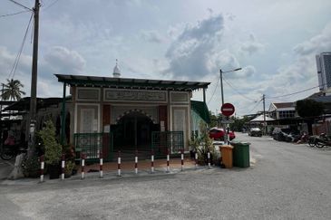 (FACING SURAU) DOUBLE STOREY AU2A KERAMAT 
