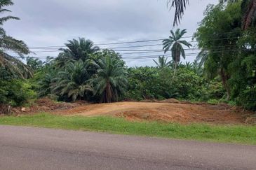 Tanah Lot Banglo Jasin Melaka   📍Kampung Tersusun Datuk M.Khidir Jasin Melaka 