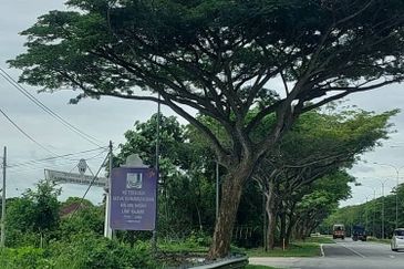 Tanah Lot Banglo Jasin Melaka   📍Kampung Tersusun Datuk M.Khidir Jasin Melaka 