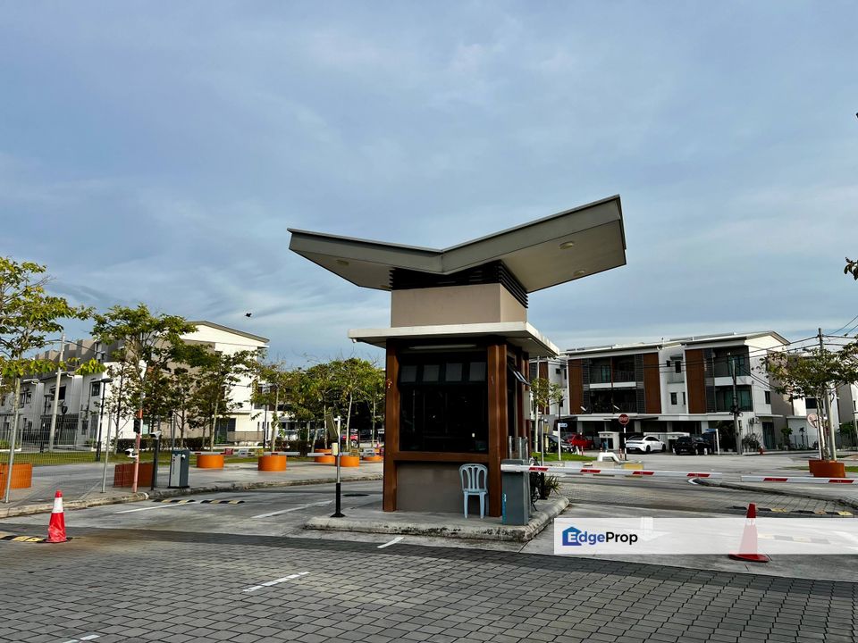 NICELY RENOVATED 1.5 Storey Townhouse Elegan Residensi Putra Perdana Puchong , Selangor, Puchong