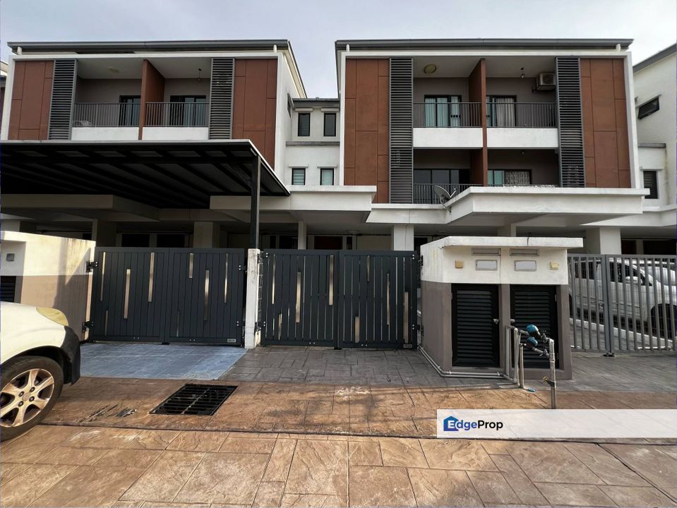 NICELY RENOVATED 1.5 Storey Townhouse Elegan Residensi Putra Perdana Puchong , Selangor, Puchong