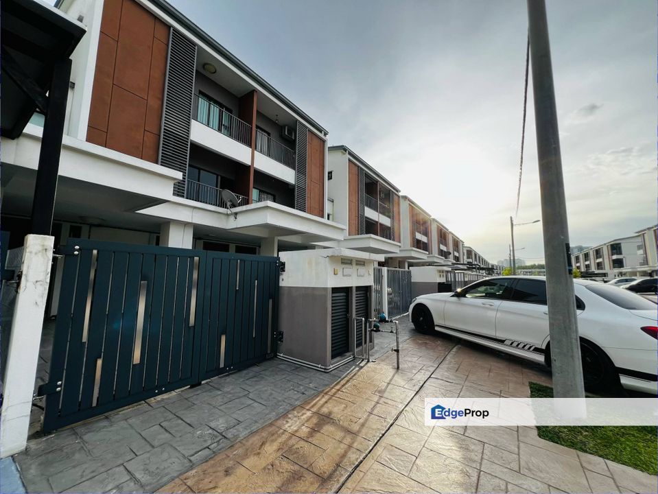 NICELY RENOVATED 1.5 Storey Townhouse Elegan Residensi Putra Perdana Puchong , Selangor, Puchong