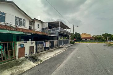 Taman Emas, Dengkil