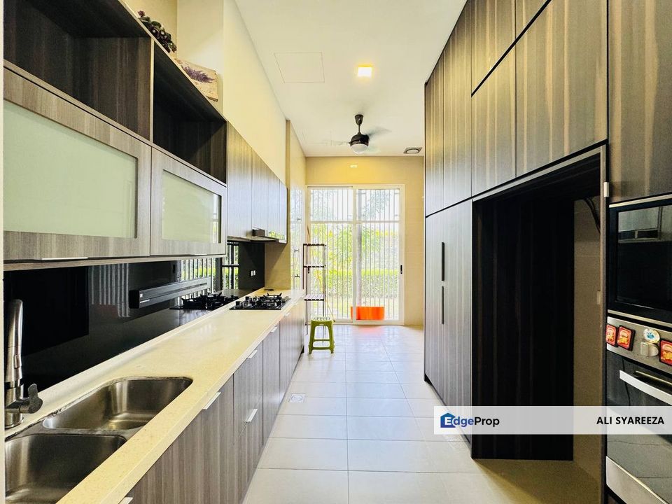 Lakefront Villa Cyberjaya 3 storey Link Bungalow for sale, Selangor, Cyberjaya