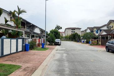 Astana Idaman, Desa Alam