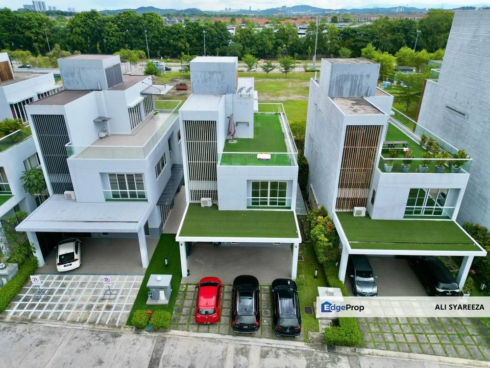 Well maintained Lakefront Villa Cyberjaya 2.5 storey zero lot Bungalow house for sale, Selangor, Cyberjaya