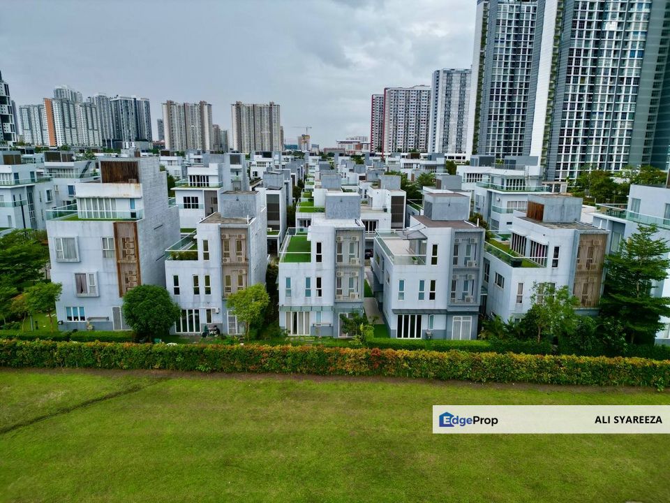 Well maintained Lakefront Villa Cyberjaya 2.5 storey zero lot Bungalow house for sale, Selangor, Cyberjaya