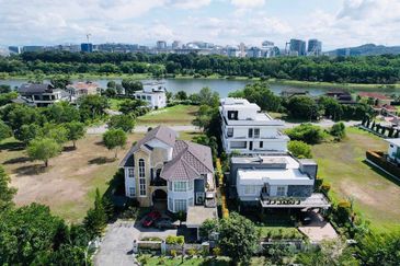 Perdana Lakeview East