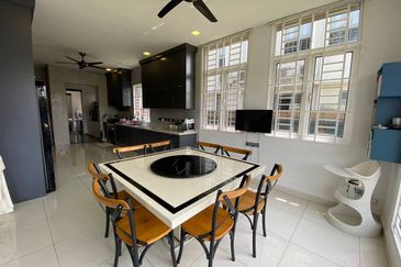 Titian, Bukit Jelutong