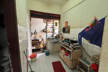 Dahlia Apartment, Putra Perdana