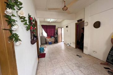 Dahlia Apartment, Putra Perdana