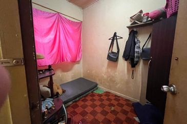 Dahlia Apartment, Putra Perdana