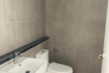 Lakefront Condominium | Emerald Hills @ Alam Damai