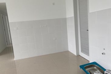 Lakefront Condominium | Emerald Hills @ Alam Damai