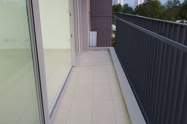 Lakefront Condominium | Emerald Hills @ Alam Damai